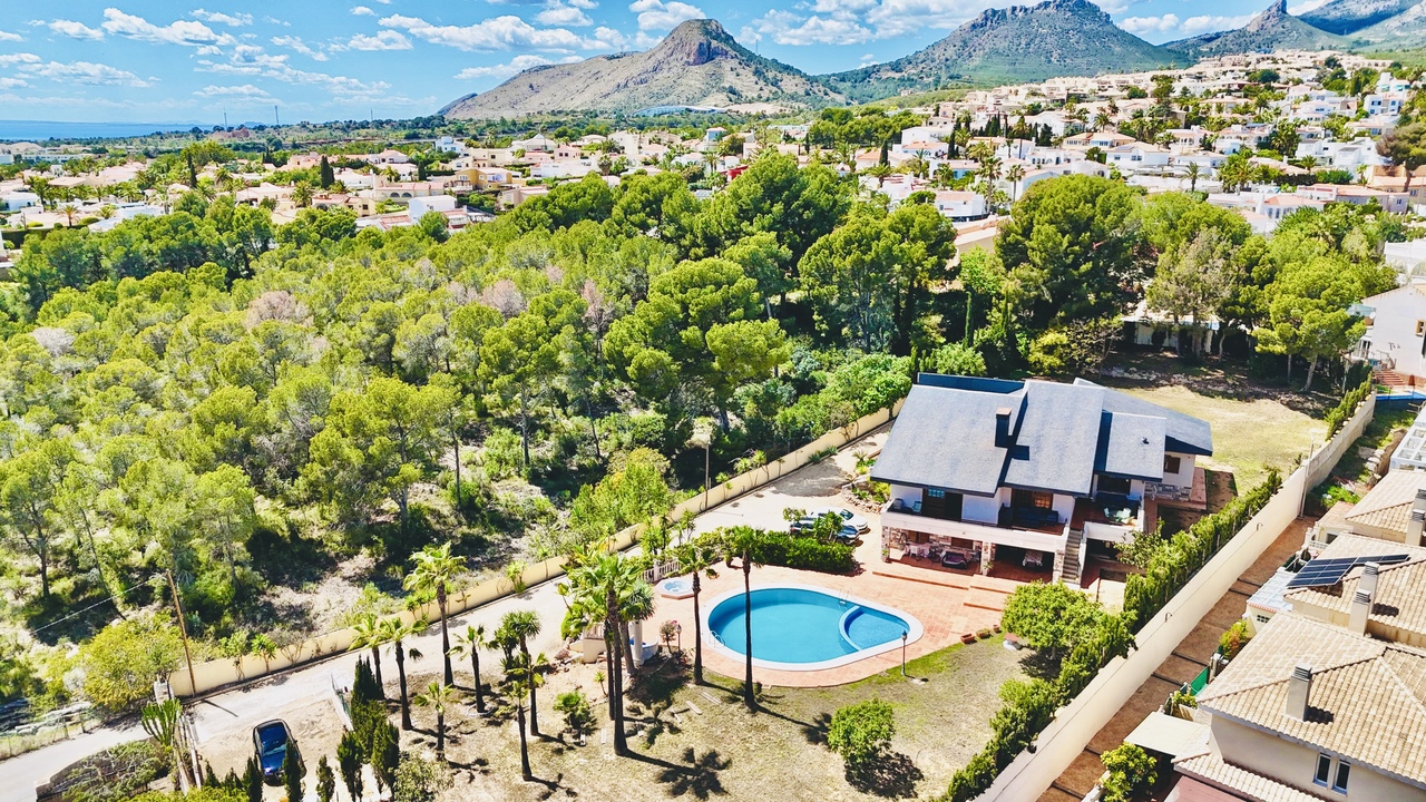 Villa for Sale in la Nucia, Alicante