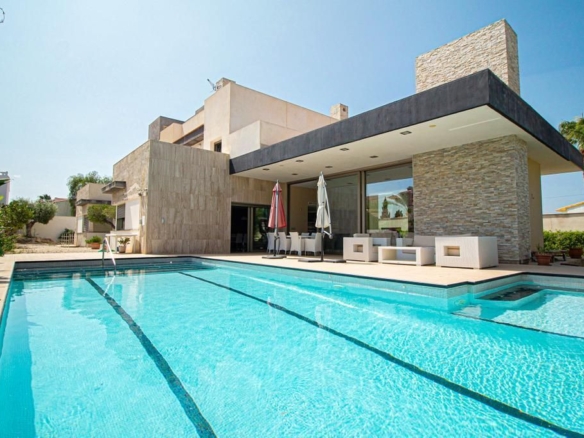 Villa for Sale in Alfas del Pi, Alicante