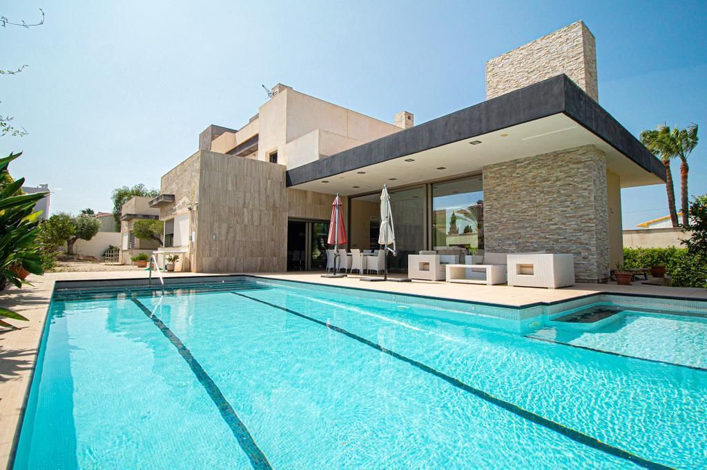 1-1 Villa for Sale in Alfas del Pi, Alicante