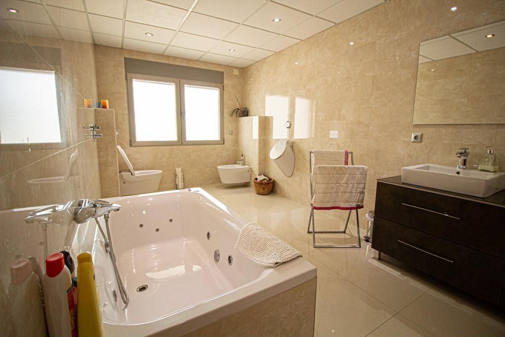 Villa for Sale in Alfas del Pi, Alicante