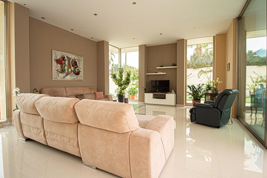 Villa for Sale in Alfas del Pi, Alicante