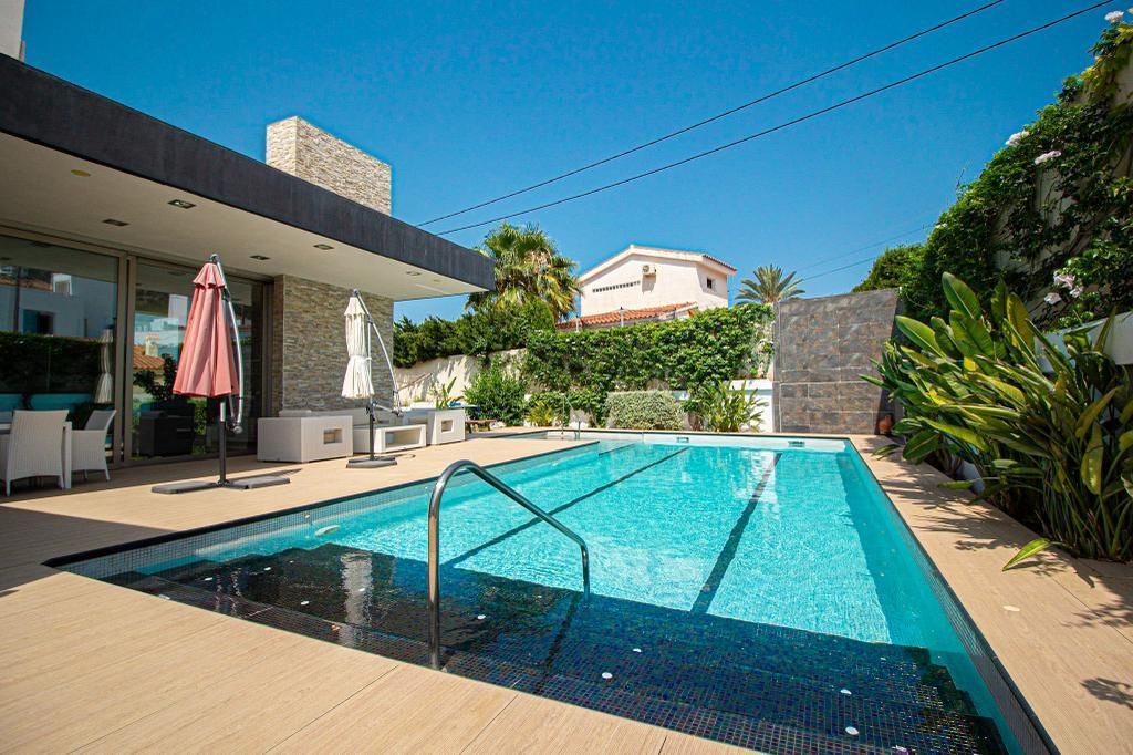 Villa for Sale in Alfas del Pi, Alicante