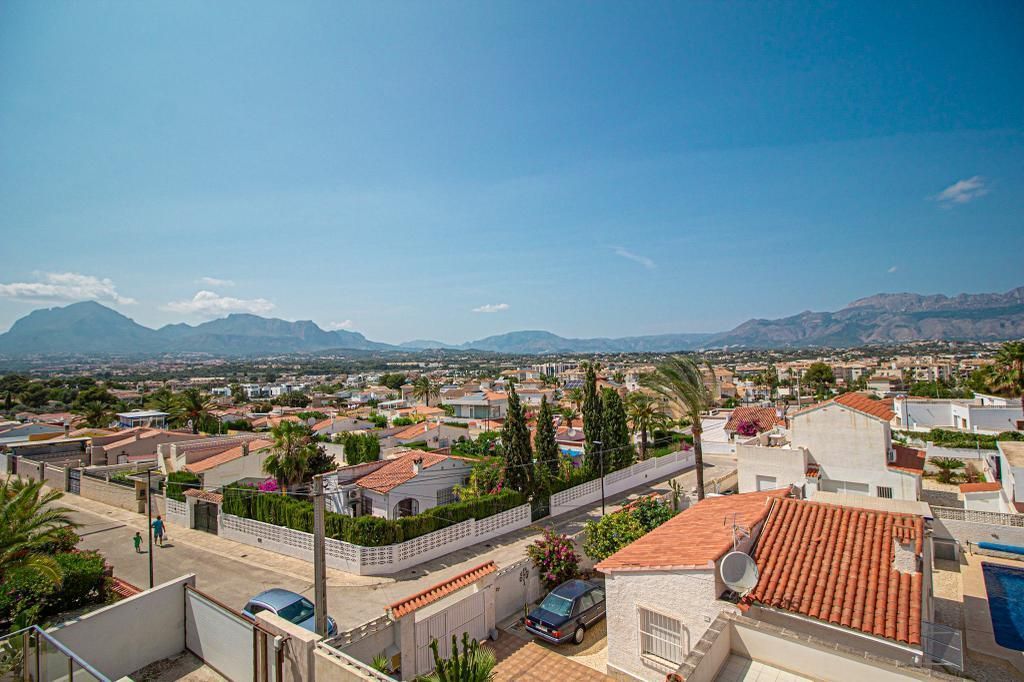 Villa for Sale in Alfas del Pi, Alicante