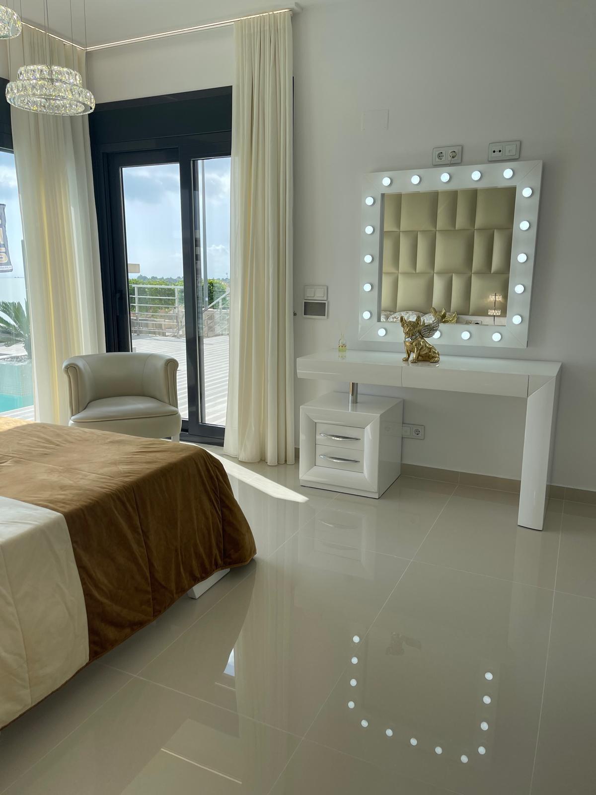 Villa for Sale in San Miguel de Salinas, Alicante