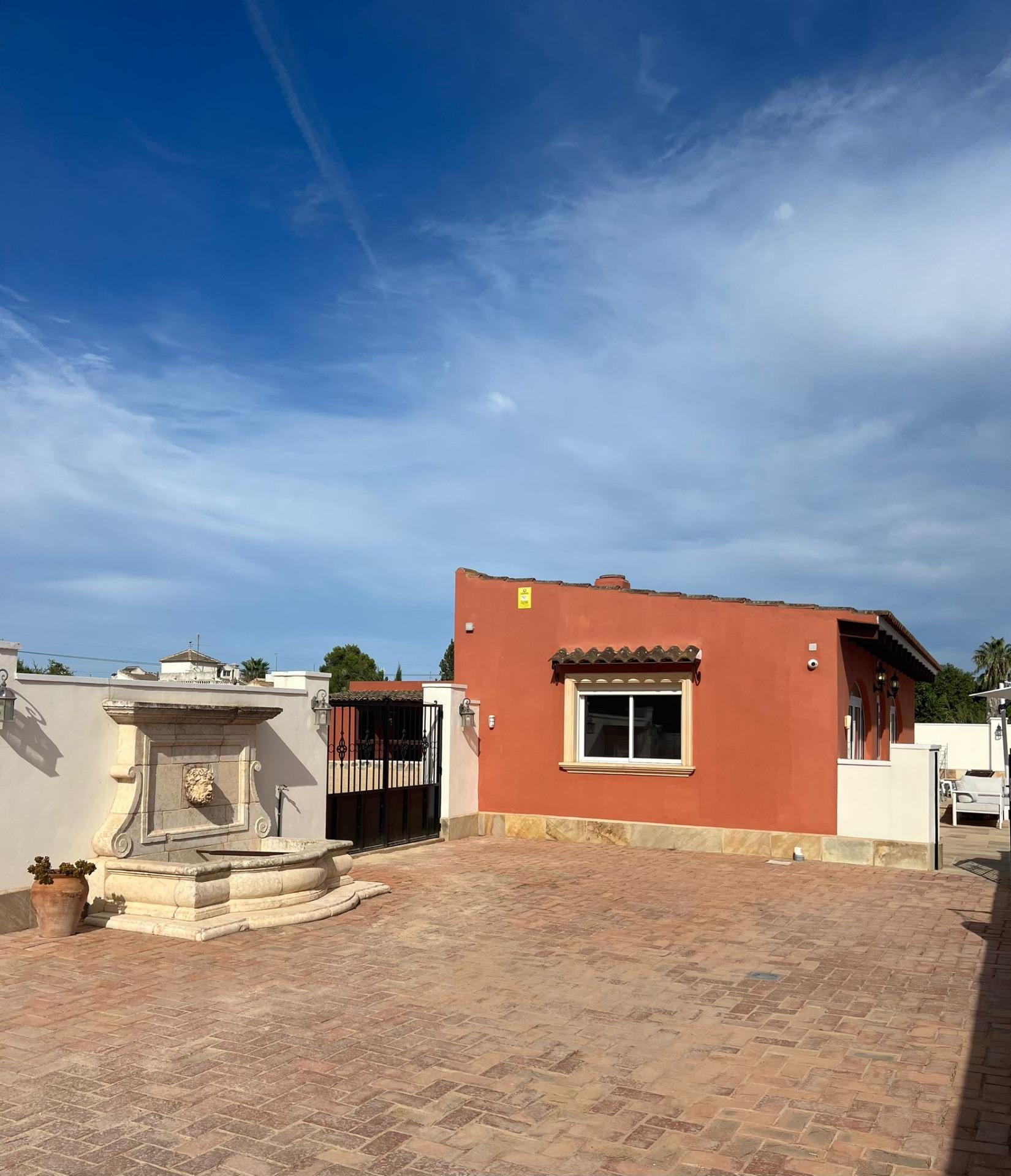 Villa for Sale in Almoradi, Alicante