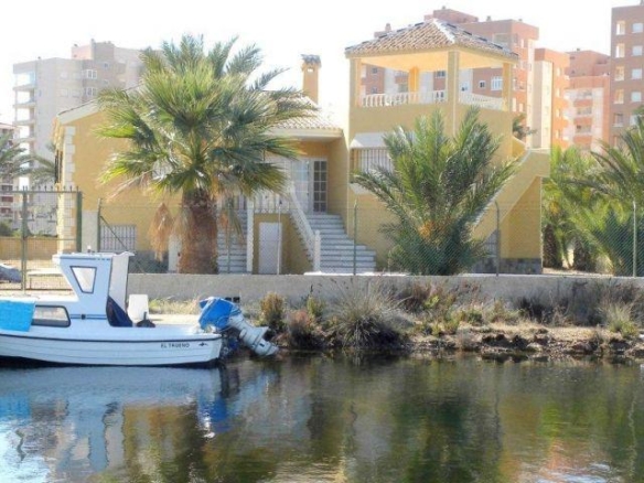 LUXURY VILLA WITH PRIVATE PIER
