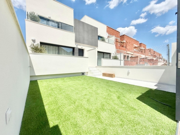 New Build Townhouses for Sale in Cox – 44 Modern Homes with Great Amenities – YC412953
