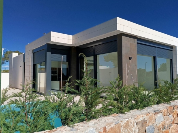 NEW BUILD VILLAS IN PILAR DE LA HORADADA ON THE GOLF COURSE – YC413325