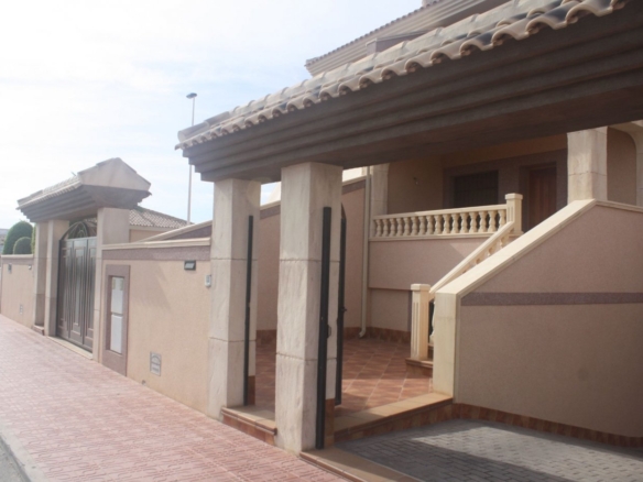 BEAUTIFUL TOWNHOUSE IN LOS ALTOS, TORREVIEJA – YC414203