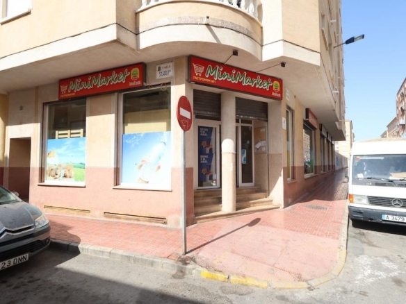 Commercial in Torrevieja – YC415792