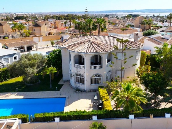 Villa in Torrevieja – YC416295