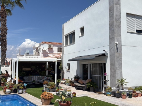 Villa in Torrevieja – YC416396