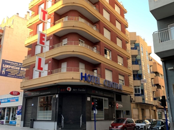 Commercial in Torrevieja – YC417349