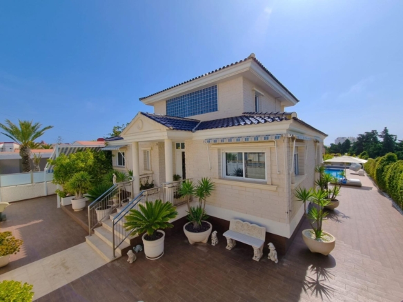 Villa in Torrevieja – YC417481