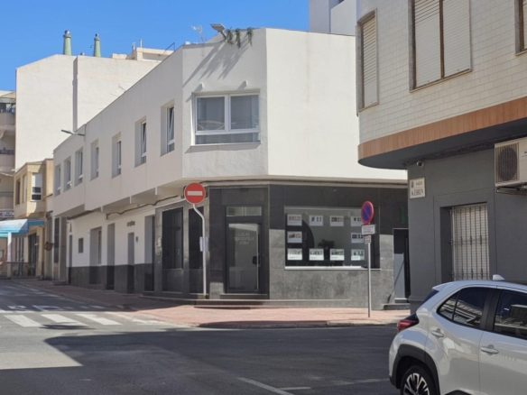 Commercial in Torrevieja – YC419510