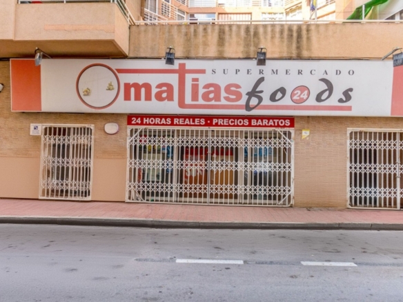 Commercial in Torrevieja – YC421187