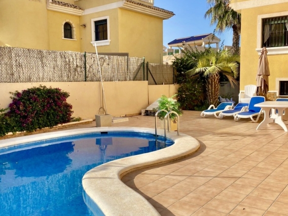Semi Detached in Villamartin – YC421299