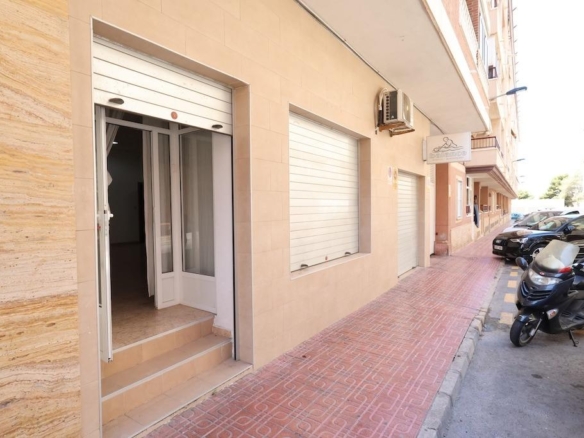 Commercial in Torrevieja – YC438554