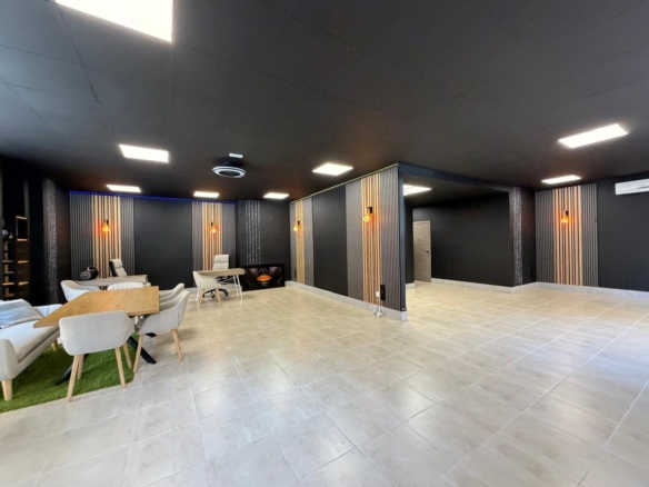 Commercial in Torrevieja – YC438723