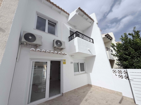 Town House in Torrevieja – YC420804