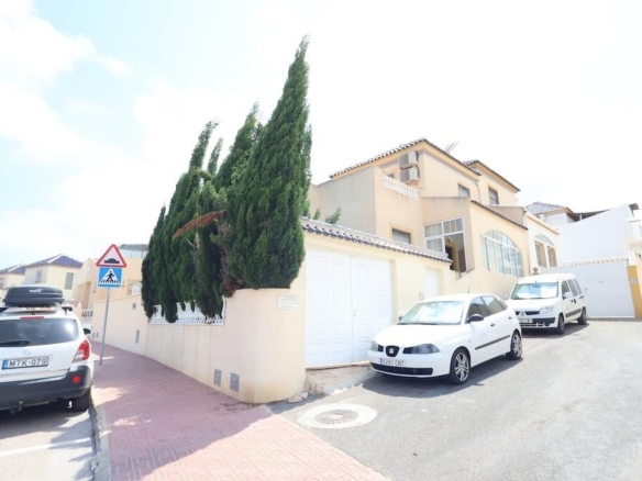 Town House in Torrevieja – YC415744