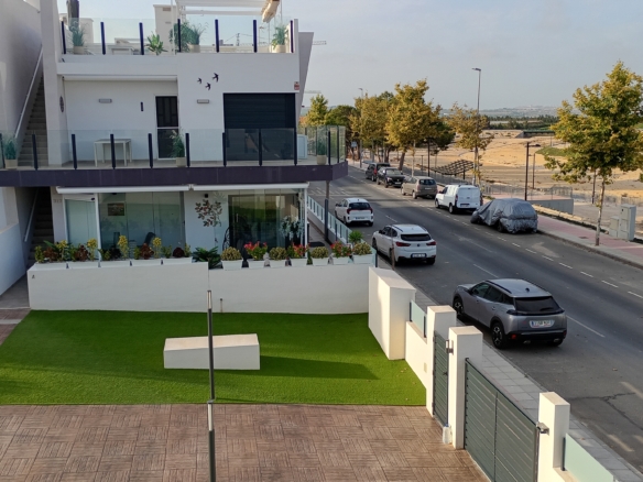 Modern furnished corner apartment with large terrace in San Miguel de Salinas – YC471765