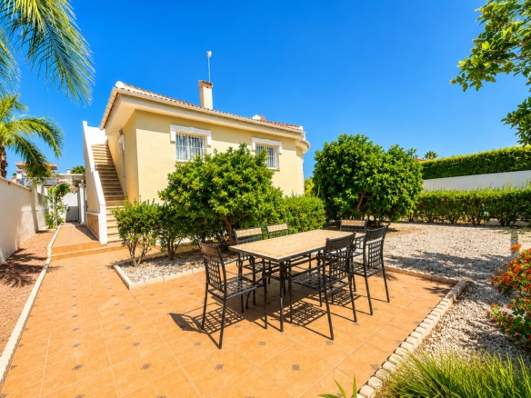 Spacious Mediterranean Villa with Private Pool and 600 m² Plot in Doña Pepa YC490557