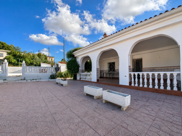 Spacious covered terrace with arches at a detached villa for sale in Elche, presented by YesCosta
