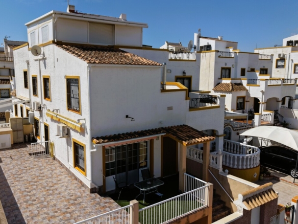 Semi Detached in Torrevieja – YC503118