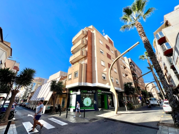 Commercial in Torrevieja – YC728147