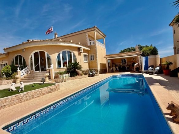 4 bedroom detached villa for sale in Doña Pepa Ciudad Quesada with private swimming pool