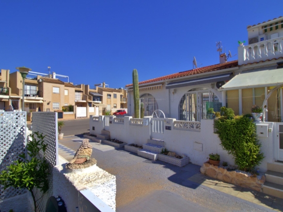 Semi Detached in Torrevieja – YC768146
