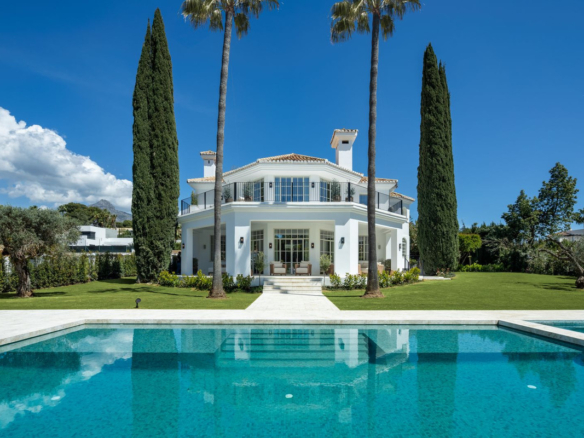 Villa in Nueva Andalucía – YC797608