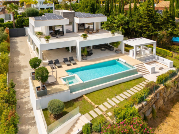 Villa in Nueva Andalucía – YC797663