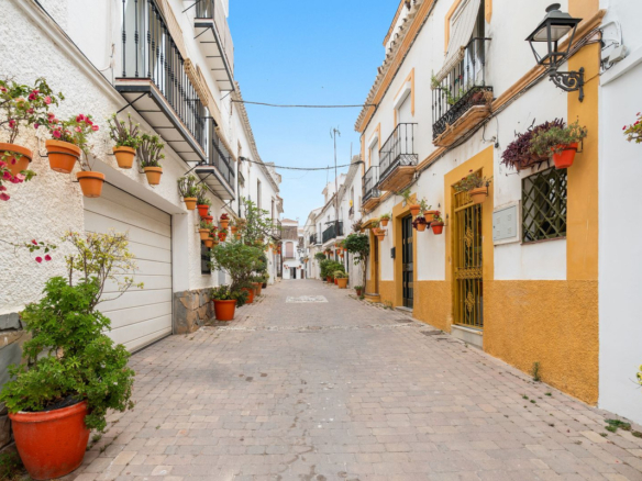Town House in Estepona – YC797898