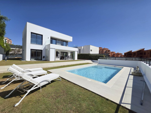 Villa in La Duquesa – YC807231