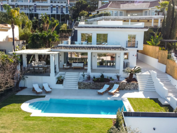 Villa in Nueva Andalucía – YC807459