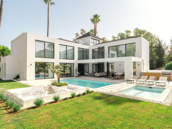 Villa in Nueva Andalucía – YC818912