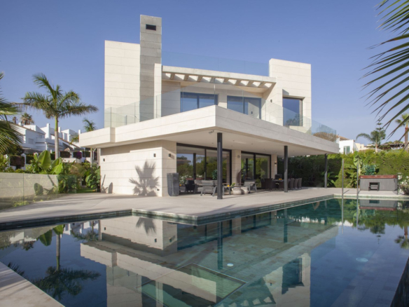 Villa in Nueva Andalucía – YC820338