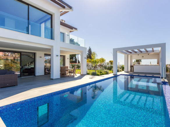 Villa in El Paraíso, Estepona – YC821998